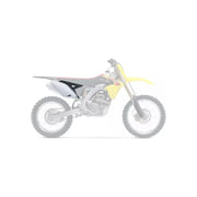 Komplet plastikowych osłon bocznych tylnych UFO Suzuki RMZ 250 10-18 białe czarne